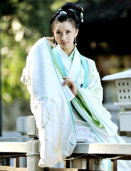 Nhưng nào ngờ mỹ nhân suy tính kĩ càng như vậy, cũng chỉ là hoàn thành nhiệm vụ như một quân cờ trong tay người đàn ông, liệu điều này có liên quan đến bản thân họ không? Lã Bố tướng mạo đường hoàng đã từng hại qua Điêu Thuyền chưa? Đổng Trác quyền lực ngút trời đã từng đối xử tệ bạc với mỹ nhân chưa? Tại sao lại lấy mạng của họ? Đặc biệt lấy sắc đẹp mê hoặc người khác, lấy tình cảm để giết người, cho dù vì bất cứ mục đích gì, đều thể hiện sự không công bằng.