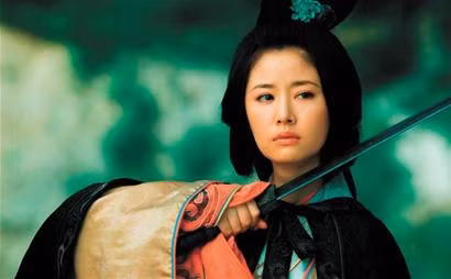 Tôn đại tiểu thư biết rõ đạo lý này, cho dù huynh trưởng của cô bắt cô kết hôn thật hay kết hôn giả, dù sao khi đã bước vào nhà họ Lưu thì sẽ trở thành người nhà họ Lưu, coi đại nghiệp của Lưu tiên sinh là trách nhiệm của mình, giúp đỡ Lưu Bị hết sức mình, hoàn toàn là một nữ trung hào kiệt mưu lược để làm chủ bản thân. Nhưng đáng tiếc, người phụ nữ hào tình như thế, trước hết lại là quân cờ của Tôn Quyền (gả cho Lưu Bị là lối thoát duy nhất), tiếp đó lại là quân cờ trong tay Lưu Bị (gả vào nhà danh môn), hoàn toàn không thể làm chủ bản thân, chỉ để lại cho người đời sau một tiếng thở dài, than tiếc.