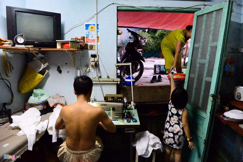 Anh Ngô Minh Mẫn (làm nghề may vá) cho biết đường làm cách đây khoảng 2 tháng, trước Tết. Nhà anh thấp hơn mặt đường đúng 1 m, đi lại bất tiện. Lúc mưa gió, đất bị sạt lở. Nhà anh bị ngập phải đập gạch, đục lỗ cho nước kịp thoát.