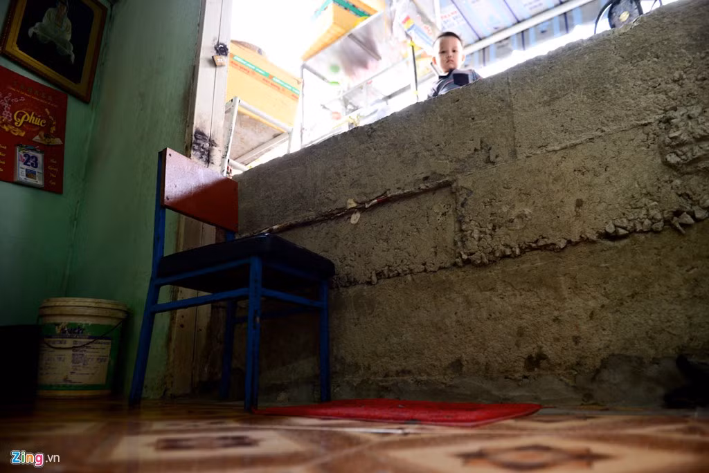 Nhiều nhà chưa có lối đi phải bắc ghế kê tạm bước lên gây nguy hiểm cho trẻ nhỏ mỗi lần lên xuống.