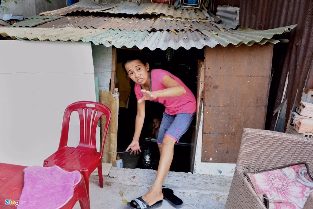 Dù biết bất tiện khi phải chui luồn nhưng chị Trương Thị Tố Nga cũng đành chấp nhận vì nhà nghèo không có tiền sửa chữa nâng nhà theo mặt đường.