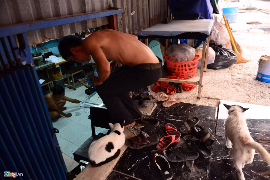 Nhiều hộ gia đình lúc này lối vào chỉ đủ chỗ cho một người chui như địa đạo.