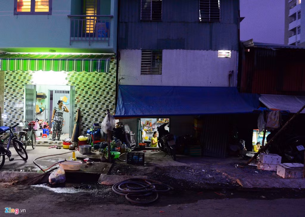 Ngoài một số hộ nâng nhà lên cao bằng mặt đường thì ngay sát vách vẫn còn nhiều người dân chưa có điều kiện phải chịu cảnh sống lụp xụp khổ sở.