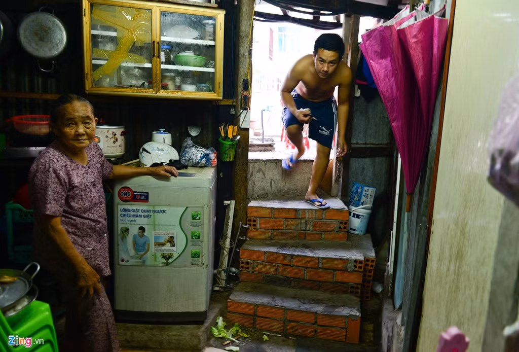 Bà Tạo cùng 15 nhân khẩu trong nhà hàng ngày vẫn ra vào nhà bằng lối cầu thang tự xây.