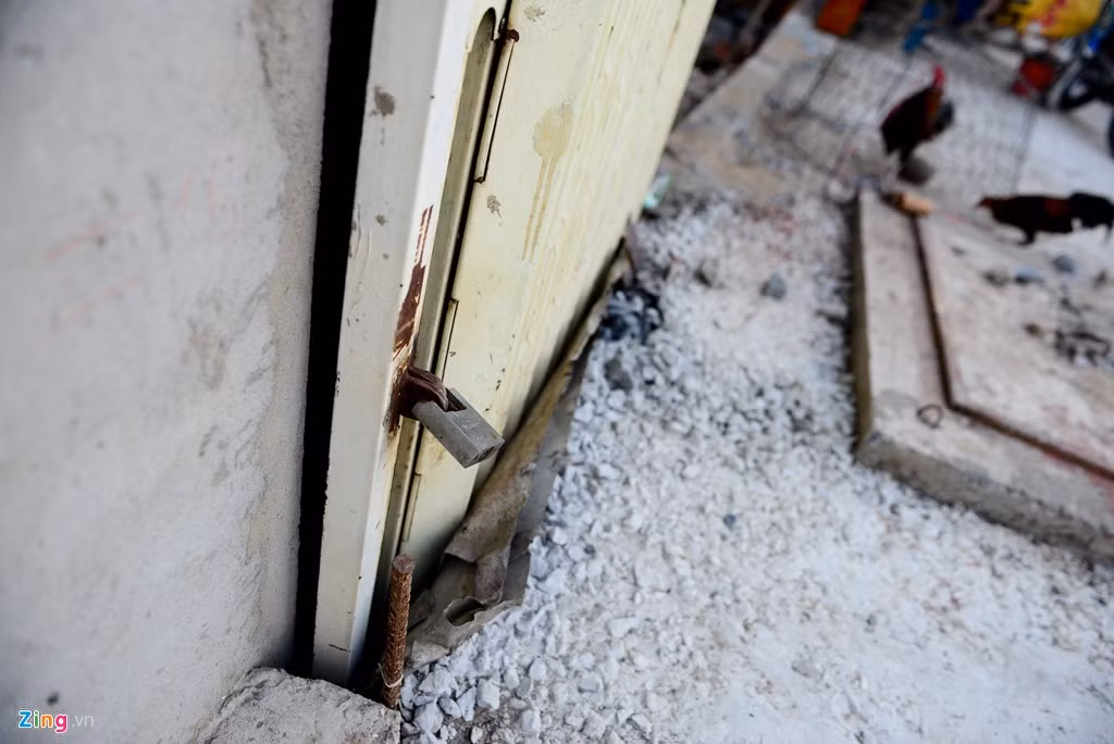 Đường sát vách, nhiều nhà phải đóng cửa trước, mở lối cửa sau hẻm để đi.