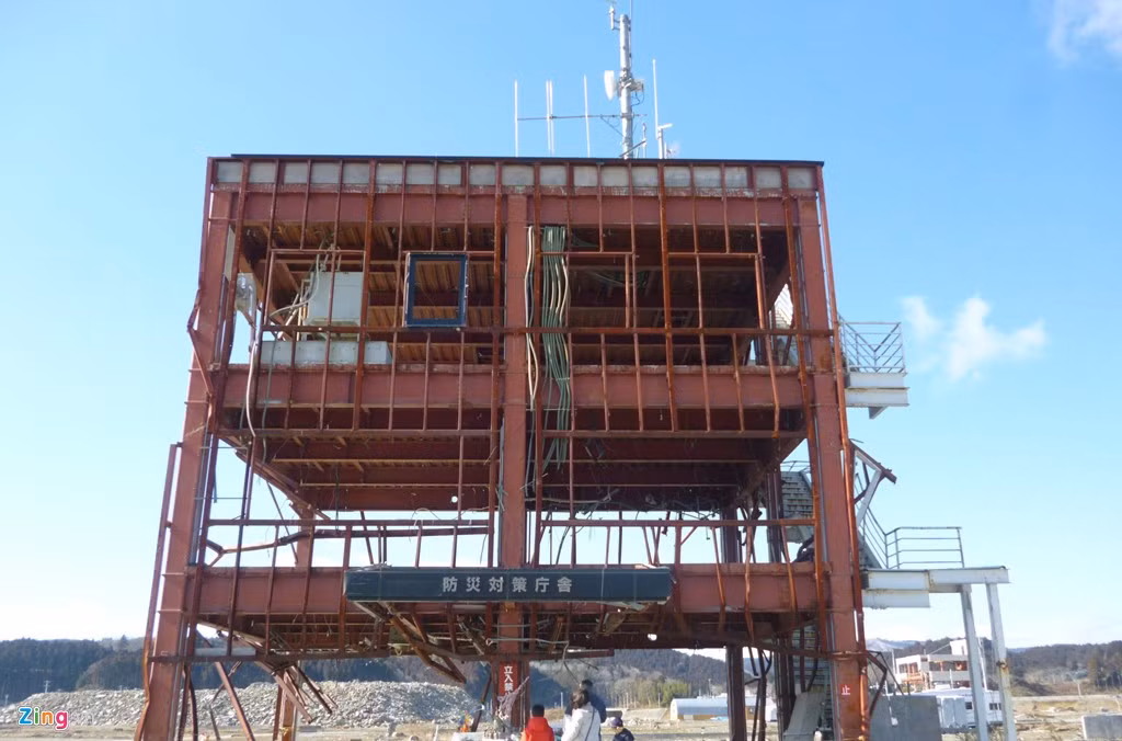 Tháp phát thanh này được cả thế giới biết đến, nơi cô phát thanh viên còn rất trẻ đã quên mình để cảnh báo cho người dân rút chạy khi sóng thần đang ập vào. Quanh đây hiu hắt bóng người, nhưng hoa vẫn tươi dưới chân tháp. "Gió Thái Bình Dương mùa này vẫn tê tái, Miyagi nhỉ. Còn người và cảnh ở đây? Những ngôi nhà ở Minami-sanriku đã dựng xong chưa? Ngôi trường ở Natori giờ này ra sao?", người viết tự hỏi và luôn nhớ về Miyagi – cuộc gặp gỡ 4 năm trước mà ngỡ như ngày hôm qua…