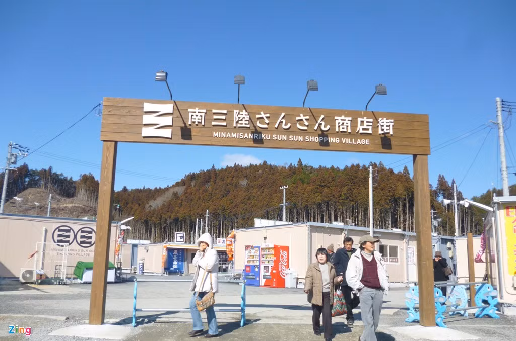 Khu dừng chân cho khách. Bên bát mì soba ăn vội, những công nhân kể về việc họ đã bỏ việc ở thành phố về giúp xây dựng lại quê hương như thế nào, về kế hoạch vực dậy cộng đồng dân cư ở đây ra sao… Câu chuyện của họ không chứa đựng một tiếng than, nhưng ánh mắt vẫn xa xăm khi nói về những mất mát sau ngày 11/3 định mệnh.