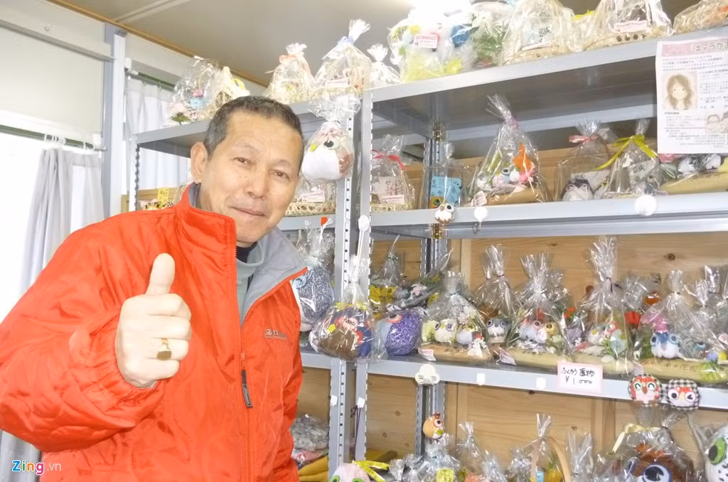 Giữa mênh mông vắng vẻ của một thị trấn gần như đã chết, xuất hiện một cửa hàng bán cú bông. Lời giải thích của ông chủ khiến người nghe cay sống mũi: "Tôi vốn là chủ một doanh nghiệp ở đây. Giờ tôi chỉ chuyên tâm làm con cú (trong tiếng Nhật phát âm như chữ “phúc”) để cầu chúc may mắn cho mọi người, và để những người làm cho tôi, họ thấy cuộc sống còn ý nghĩa.”