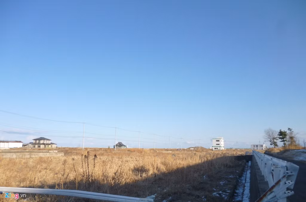 Con đường này từng là của một khu phố sầm uất, nhà cửa san sát, nhưng nay chỉ còn con đường, hai bên chỉ là những móng nhà.