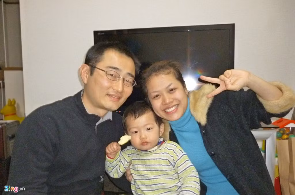 Gia đình tràn ngập tình yêu thương của chị Đào Bích Ngọc. Chồng chị là anh Aoki Kazuo, làm việc tại một công ty điện lực. Chị Ngọc là một trong không nhiều người Việt lập gia đình, sinh sống ở Miyagi và chứng kiến thời khắc xảy ra thảm họa. Chị chia sẻ những nắm cơm, chén nước với người dân ở vùng đất mà chị gọi là quê hương thứ hai của mình. Giữa đổ nát hoang tàn và hỗn loạn, chị cùng mọi người trải qua những ngày khó khăn, thiếu thốn nhất trong đời.