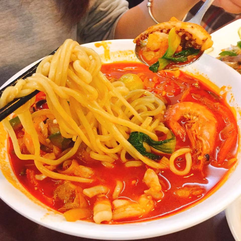  mì hải sản cay phong cách Hàn Quốc cũng rất được yêu thích và được các tín đồ ẩm thực chia sẻ nhiều trên mạng xã hội facebook. Điểm nhấn của bát mì chính là hải sản và kim chi với vị cay truyền thống.