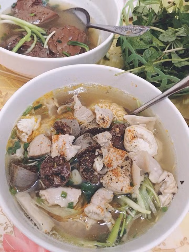 Món mì lòng truyền thống ngon miệng rất được yêu thích. Người ta thường dùng mì gạo để chế biến món ăn nay giúp hương vị mì đậm đà và nổi bật nhất.