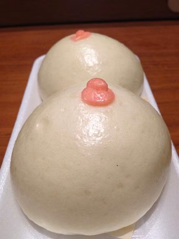 Bánh bao hình bầu ngực phụ nữ. Món ăn nhạy cảm này có thể khiến bạn đó mặt ngượng ngùng. Ảnh: Borepanda.