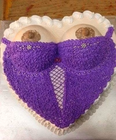 Đây là một chiếc bánh kém được mô phòng hình bầu ngực của người phụ nữ. Bánh kem thường được sáng tạo với những hình dáng kỳ lạ nhiều nhất vì tạo hình dễ dàng hơn những món ăn khác. Ảnh: Getty.