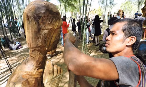 Tay Nguyen: Xem nghe nhan cac dan toc thi tac tuong go-Hinh-2