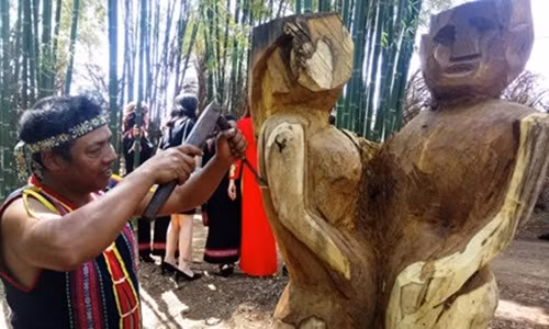 Tay Nguyen: Xem nghe nhan cac dan toc thi tac tuong go