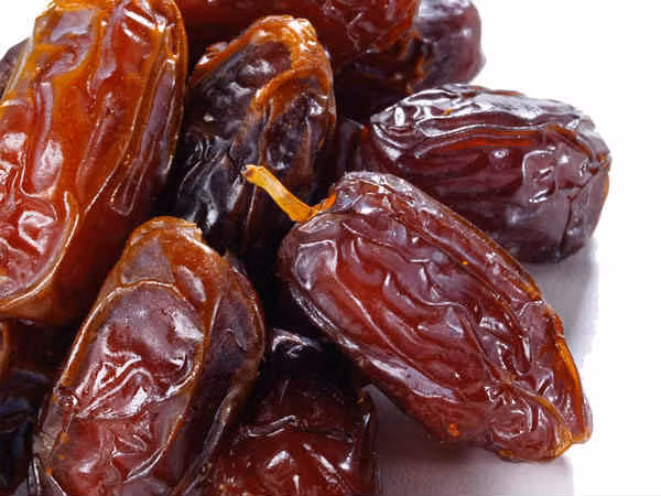 Nguyên liệu của bài thuốc chữa ho khan này rất đơn giản bạn chỉ cần chuẩn bị 6 quả chà là khô, nửa lít sữa tươi cho mỗi lần uống. Nguồn ảnh: Getty.