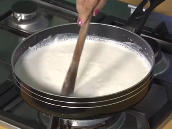 Lúc này, bạn hãy vặn bếp về mức lửa nhỏ nhất. Đun chà là cùng sữa khoảng 20 phút thì bắc ra. Nguồn ảnh: Boldsky.