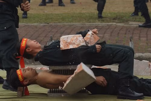 Nữ cảnh sát đặc nhiệm cùng các nam đồng đội diễn tập khí công nội phá, chịu đựng sức nặng những vật sắc nhọn tác động vào người.