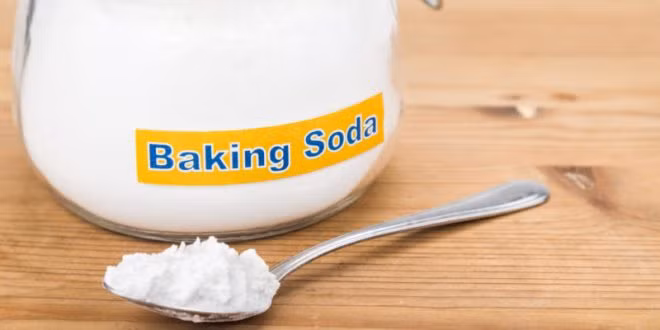Bạn chỉ cần cho một muỗng baking soda vào chén nước nhỏ hòa tan sau đó ngâm vùng bị dằm vào chén nước, làm 2 lần một ngày. Những chiếc dằm bị mắc kẹt trong da bạn sẽ được đẩy ra ngoài nhờ cách này.