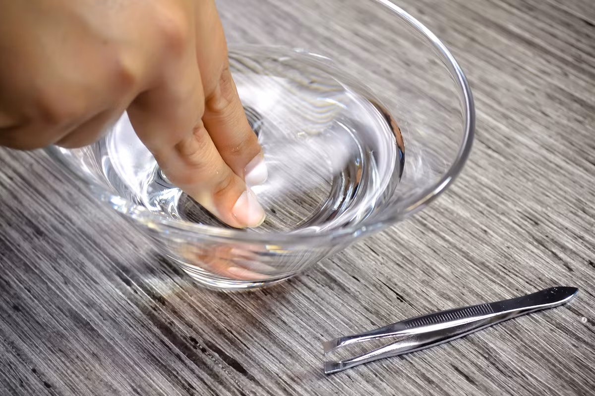 Dùng dấm gạo để hút dằm đâm vào tay chân: Với mẹo lấy dằm khỏi da này bạn cho giấm vào bát, nhúng vùng tay chân bị dằm đâm vào khoảng 10-15 phút. Cách là này sẽ giúp dằm được đẩy trồi lên trên da giúp bạn có thể gắp ra dễ dàng.