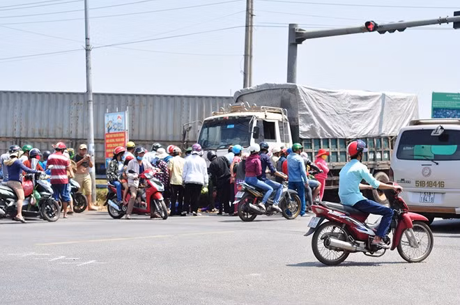 Oto tai ui 2 nguoi di xe tay ga gan 10 m tren quoc lo