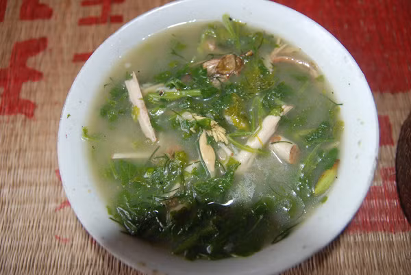 Món đặc sản từ hoa ban quen thuộc nhất với người Tây Bắc chính là canh chua hoa ban rau rừng.