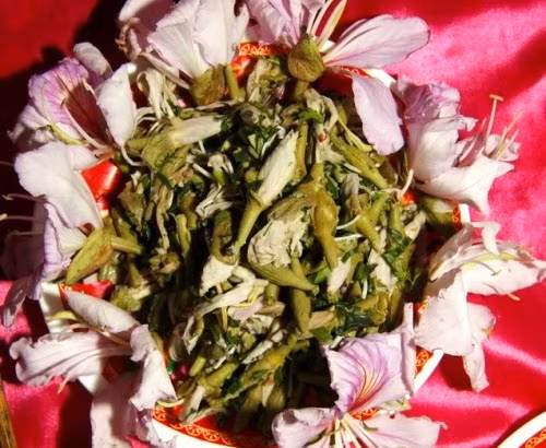 Món ngon thứ 3 từ hoa ban chính là nộm hoa ban. Món ăn này có hương vị tự nhiên nhất bạn sẽ cảm nhận được vị hoa ban tự nhiên và nguyên gốc nhất khi thưởng thức món này.