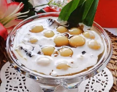 Bạn có thể ăn bánh trôi bánh chay với nước hoa bưởi sẽ tuyệt ngon.