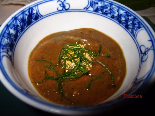 Ăn mắm rươi: Món rươi đặc sản bắt đầu từ tháng 12 - 1 dương lịch tuy nhiên mùa mắm rươi mới thực sự đến vào tháng 3.