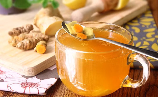 Phần nước nghệ này bạn để sẵn vào chén để uống vào khoảng 4h sáng. Sau khi uống nước nghệ và đi ngủ lại bạn phải lấy gối kê ngang thắt lưng.