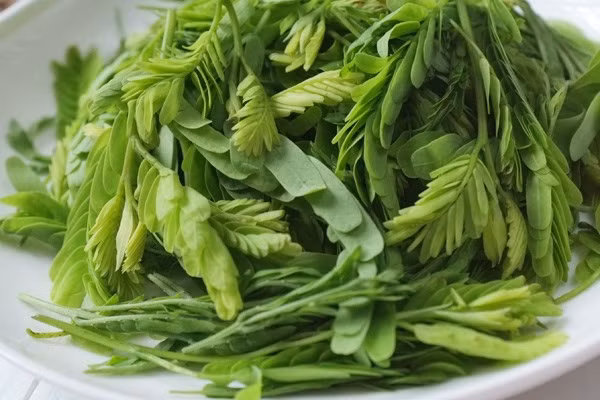 Kết hợp lá me, củ gừng với nước cốt chanh cũng có thể chế ra bài thuốc giúp giảm cơn ho khó chịu do ho gà gây ra.