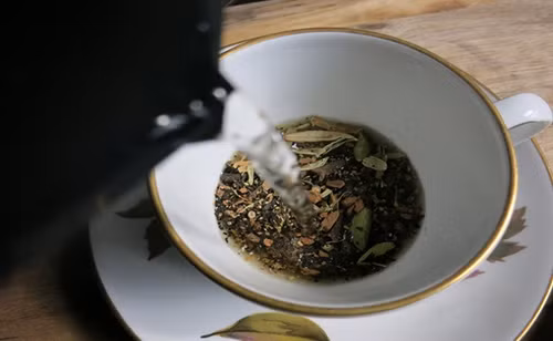 Mỗi lần bạn có thể lấy một muỗng cà phê tiêu đen xay dập và hai muỗng canh mật ong cho vào trong một chiếc cốc, pha với nước sôi. Bạn hãy để ngâm hạt tiêu trong nước và mất ong khoảng 15 phút, sau đó uống có tác dụng rất tốt.