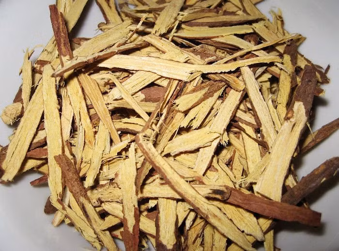 Lấy một lát cam thảo để ngậm cũng giúp làm dịu ngứa cổ họng và giảm ho gió do dị ứng thời tiết.