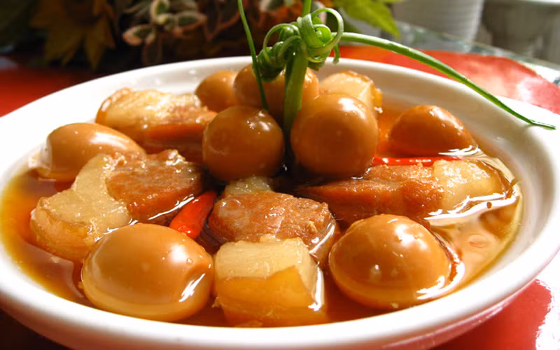 Nữ hoàng nội y đầy thị phi Ngọc Trinh lại rất thích ăn uống dân dã thôn quê. Ngọc Trinh từng chia sẻ cô rất thích ăn thịt kho hột vịt. Ảnh: Đặc sản 3 miền.