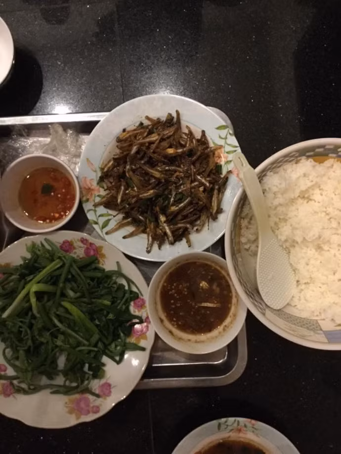 Ít ai ngờ tới món ăn yêu thích nhất trong cuộc đời danh hài Hoài Linh lại chỉ đơn giản là rau muống luộc và cá khô rim. Ảnh: Facebook Hoài Linh.