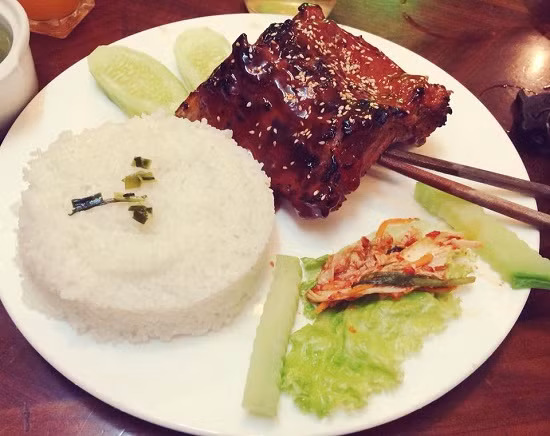 Mệnh danh là Ông Hoàng Nhạc Việt với cuộc sống sa hoa, sang chảnh nhưng bạn sẽ vô cùng bất ngờ với sở thích ăn uống của MR Đàm. Anh rất yêu thích những món ăn truyền thống đậm chất Việt như cơm tấm Sài Gòn đặc biệt là món cơm tấm sườn nướng. Ảnh: Facebook MR Đàm.