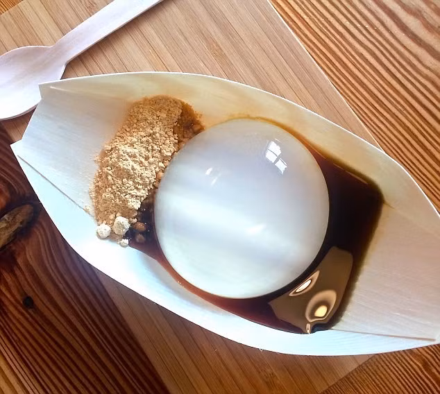 Bánh mochi giọt nước ở Smogasborg (New York, Mỹ): Ở New York, món tráng miệng của Nhật Bản - mochi giọt nước - đang là một trào lưu trên mạng xã hội. Bánh được làm từ nước và agar (một loại gelatine thực vật), ăn cùng si-rô đường nâu và kinako (bột đậu nành rang).