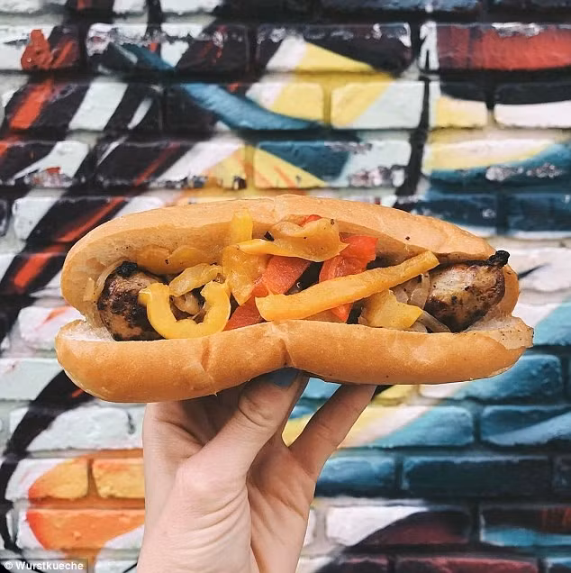 Xúc xích rắn đuôi chuông ở Wurstküche (Los Angeles, Mỹ): Wurstküche phục vụ món xúc xích truyền thống kielbasa của Ba Lan. Tuy nhiên, những ai can đảm hơn có thể thử món xúc xích kinh dị làm từ thịt thỏ và rắn đuôi chuông.