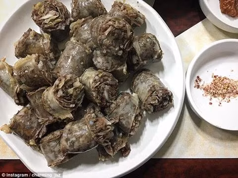 Dồi huyết ở Dongwonjip (Seoul, Hàn Quốc): Món ăn mềm và ngậy này gồm lòng lợn được nhồi huyết, miến và nhiều gia vị khác.