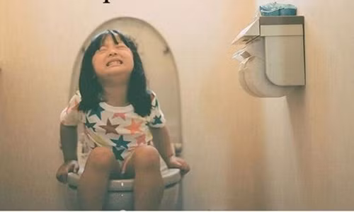 Be 7 tuoi phai cap cuu vi 30 ngay khong di tieu