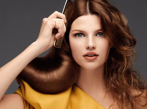 Tóc hoặc lông đôi khi cũng chính là nguyên nhân gây ra mùi hôi trên cơ thể bạn. Để hạn chế điều này hãy vệ sinh sạch sẽ, gội đầu thường xuyên thì đảm bảo bạn sẽ luôn thơm tho cả ngày.