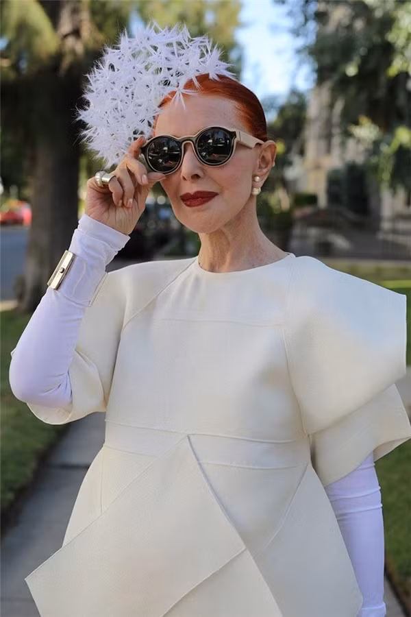 Những bộ trang phục thiết kế mới mẻ, cắt xẻ táo bạo và loại phụ kiện thời trang trẻ trung.