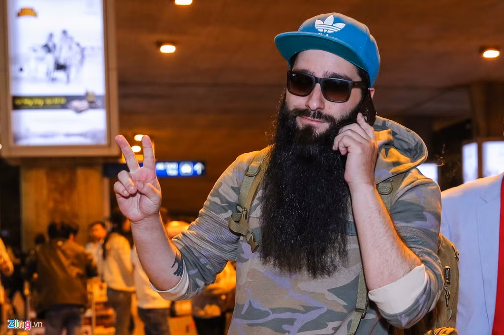 Đạo diễn cho biết anh đã khảo sát nhiều nơi ở châu Á. "Tôi từng quay phim ở Thái Lan và có vẻ dễ dàng, nhưng tôi không muốn thế nên tiếp tục tìm kiếm. Rồi tôi đến Việt Nam, nhìn thấy phong cảnh và ngay lập tức yêu mến”, anh nói.