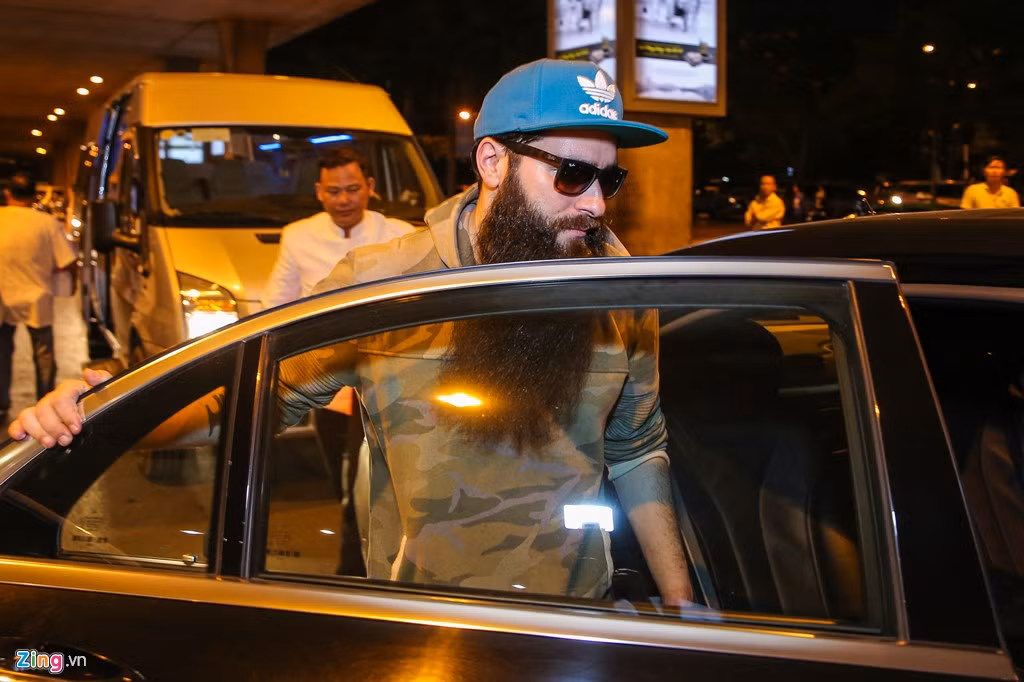 Đón đạo diễn người Mỹ là xe của khách sạn chứ không ồn ào và hoành tráng như những dịp ngôi sao quốc tế đến Việt Nam trước đây.