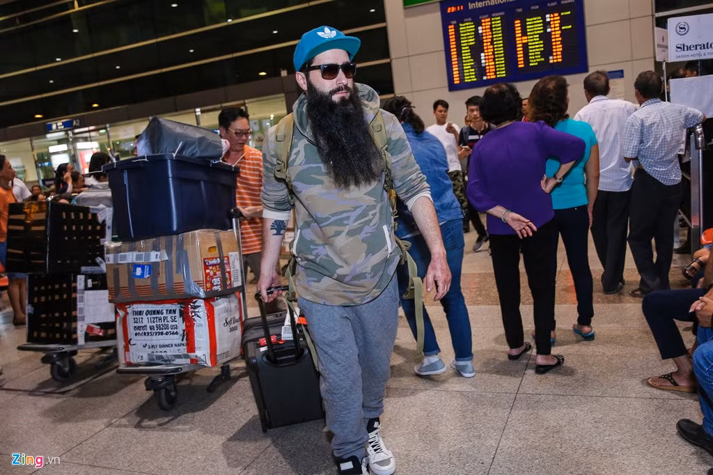 Trong một bài phỏng vấn gần đây trên NewsAsia, đạo diễn cho biết lý do chọn Việt Nam để quay Kong bởi nơi đây có sự hoàn hảo về mặt thẩm mỹ với phong cảnh tuyệt đẹp và siêu thực. Anh cho rằng đó là vẻ đẹp mà khán giả đại chúng chưa từng trải nghiệm trên màn ảnh trước đây.