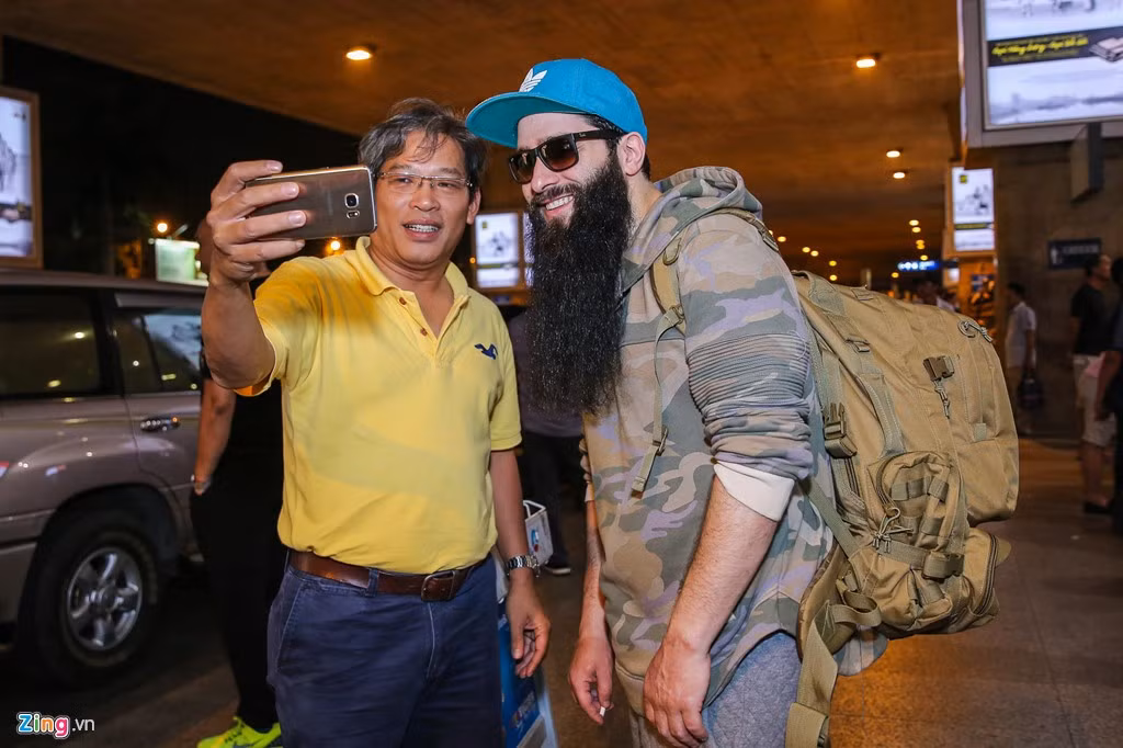 Khi ra ngoài sảnh sân bay, Jordan được một khán giả nhận ra và xin chụp ảnh làm kỷ niệm. Vui vẻ nhận lời, sau đó anh còn nhắn vị khách lạ hãy đến rạp phim để ủng hộ tác phẩm của mình.