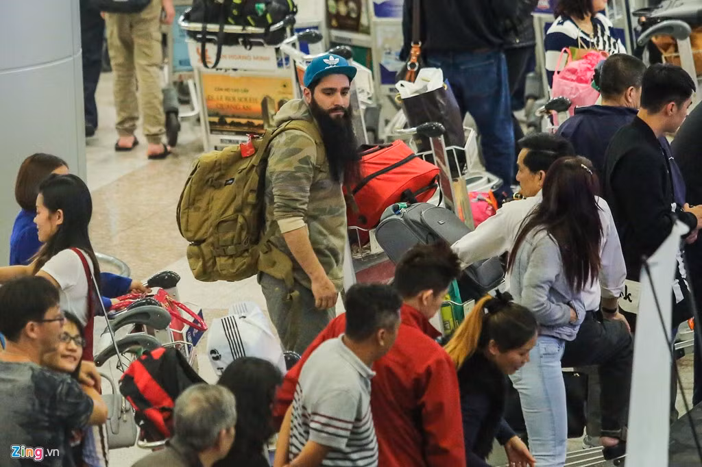 Theo một nguồn tin, ngày mai, đạo diễn sẽ gặp gỡ vài phóng viên để chia sẻ về phim và buổi chiều cùng ngày sẽ có tiệc riêng tư với nhiều ngôi sao Việt Nam.