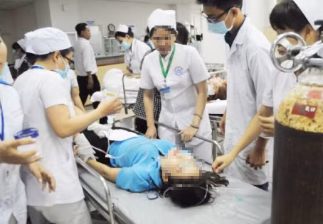 Tin nong: Bi hang xom ha doc, 6 nguoi cap cuu