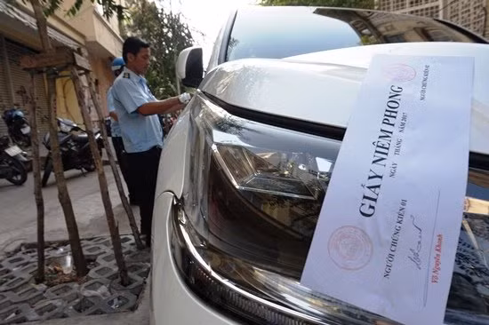 Đoàn kiểm tra có mặt trên đường Huỳnh Thúc Kháng (P. Bến Thành), phát hiện nhiều xe đậu trái phép trên vỉa hè đoạn qua một khách sạn